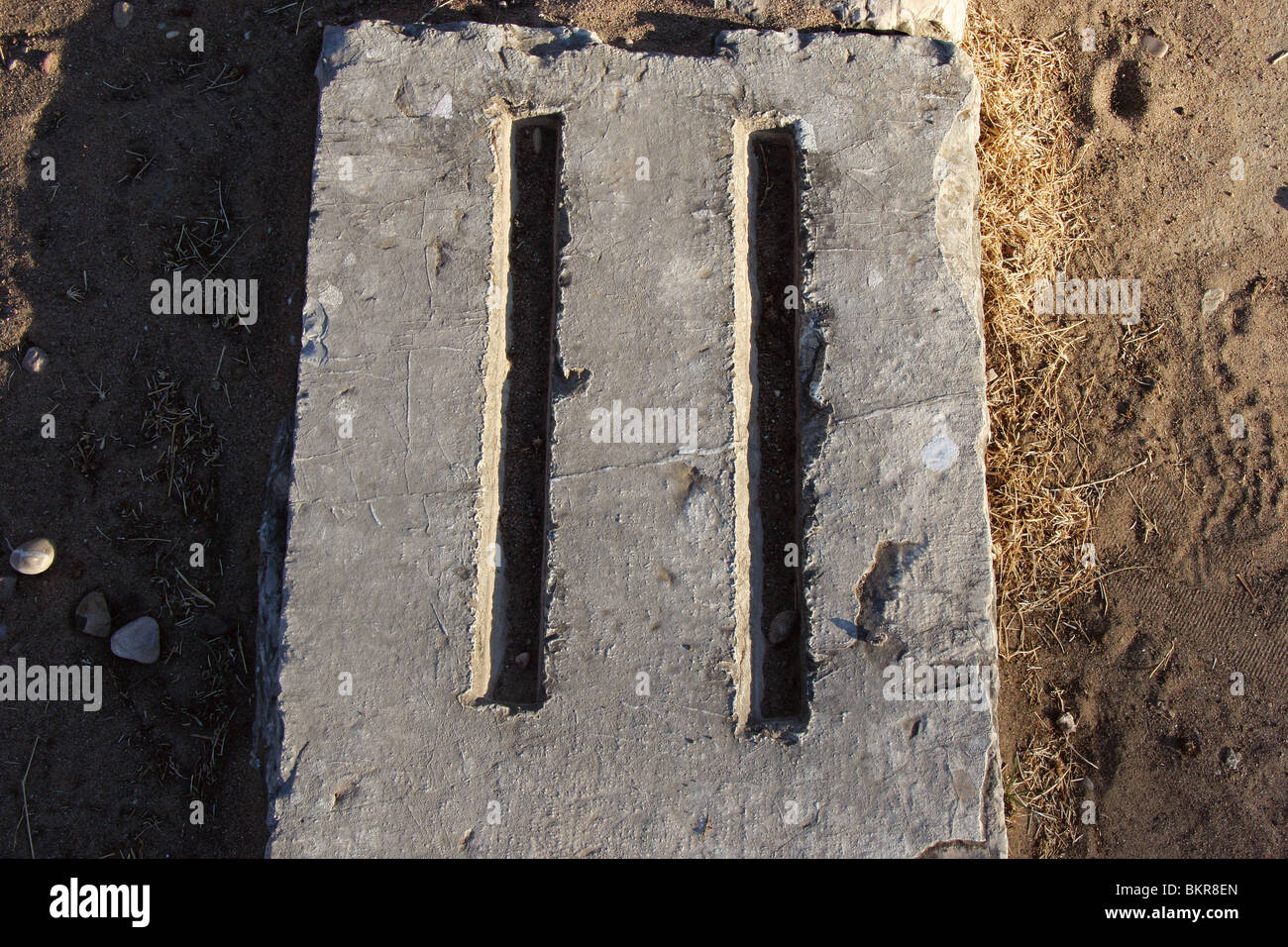 Heiligtum von Olympia. Das antike Olympiastadion. Detail der Startlinie. Im Osten der Ausgrabungsstätte. Elis. Griechenland. Stockfoto