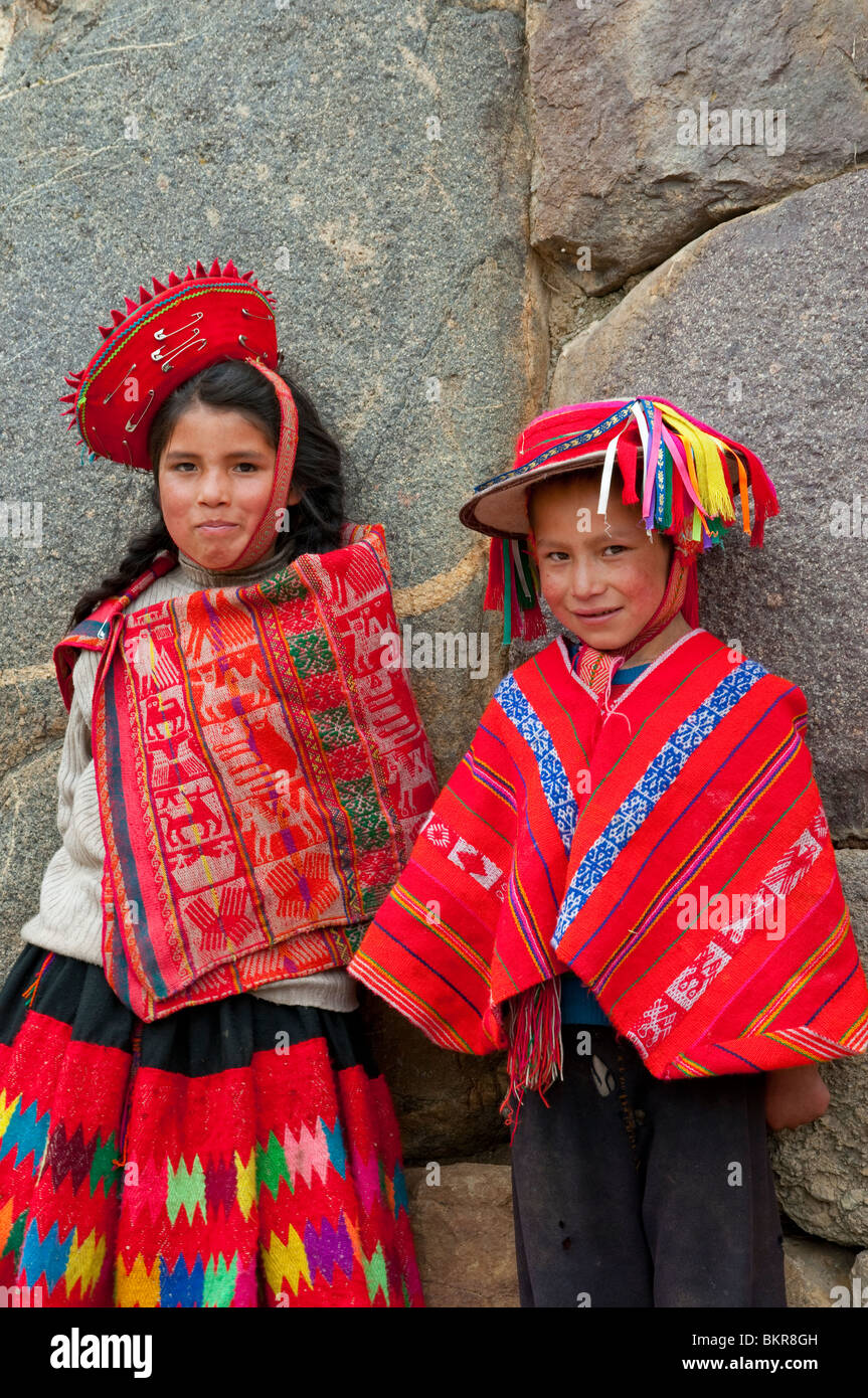 Peruanische Kinder im traditionellen Kleid in Ollantaytambo, Urubamba