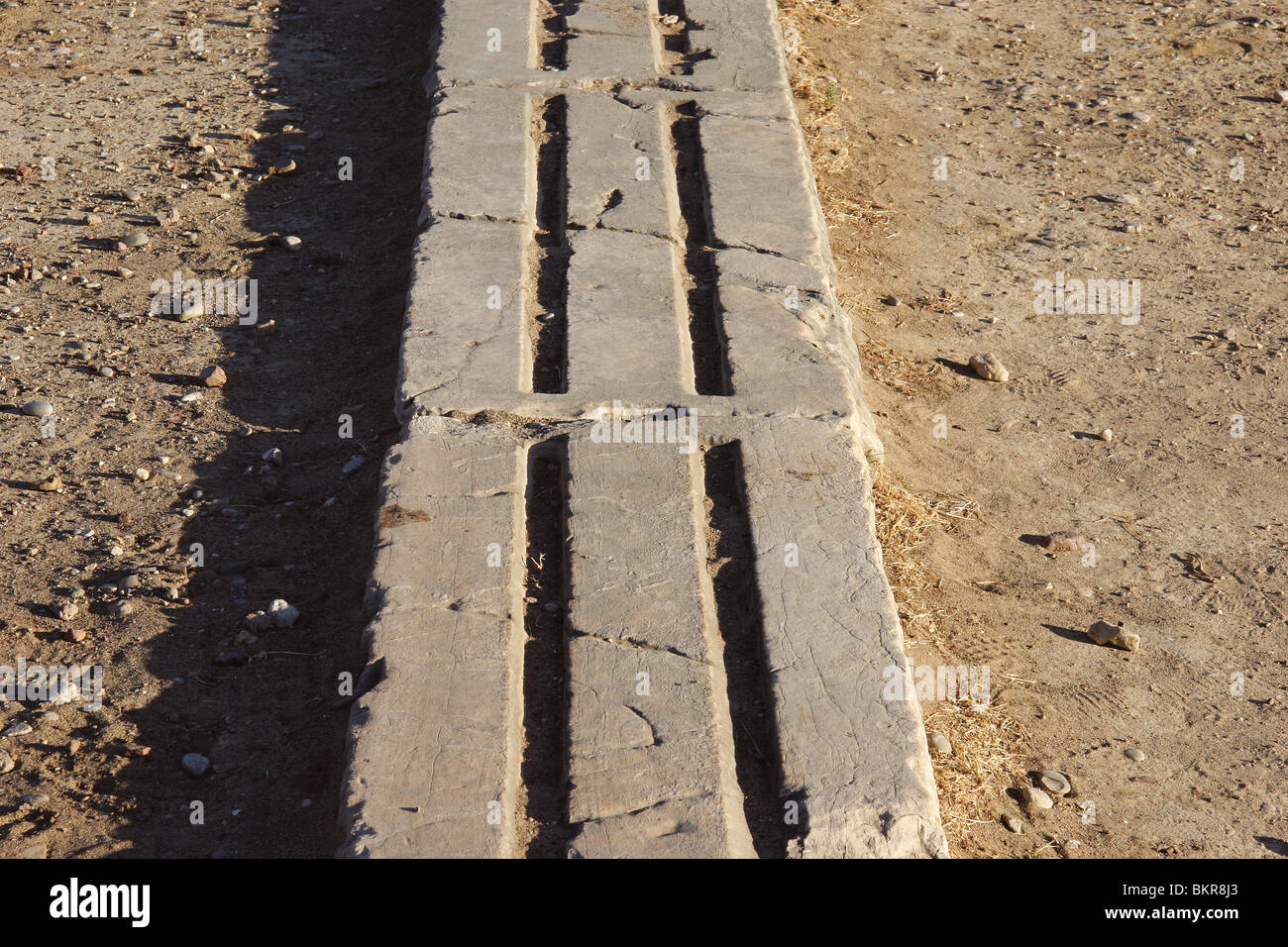 Heiligtum von Olympia. Das antike Olympiastadion. Detail der Startlinie. Im Osten der Ausgrabungsstätte. Elis. Griechenland. Stockfoto