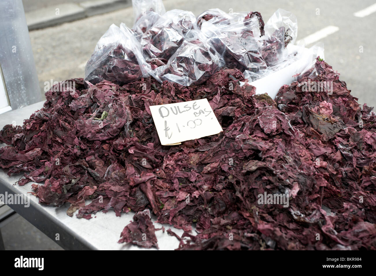 Palmaria Palmata Algen am Verkauf als irische Rotalgen auf einem freien Markt Holywood County Down Nordirland Vereinigtes Königreich Stockfoto