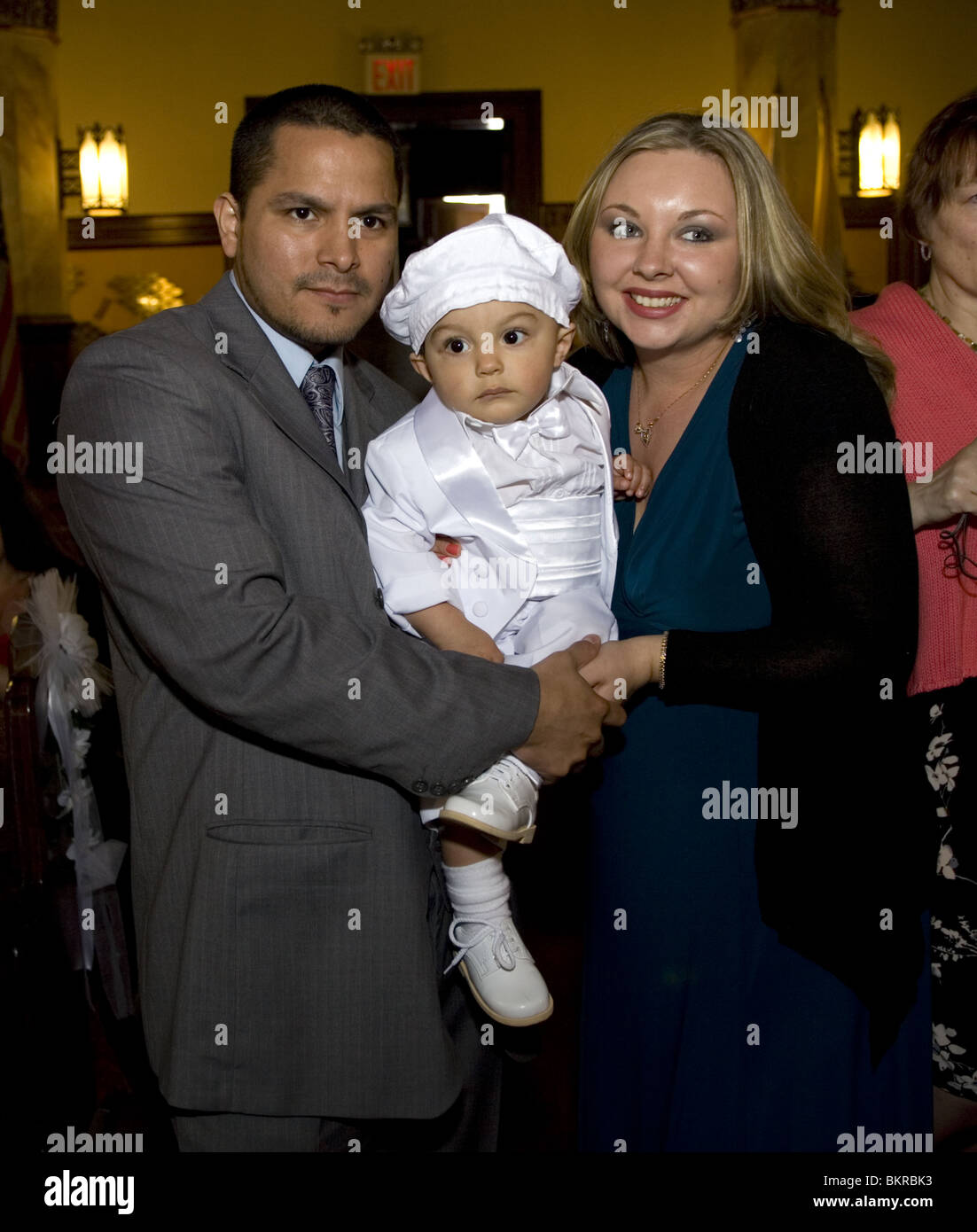 Eltern mit Kind an seinem ersten Geburtstag in der katholischen Kirche in Brooklyn, New York getauft. Stockfoto