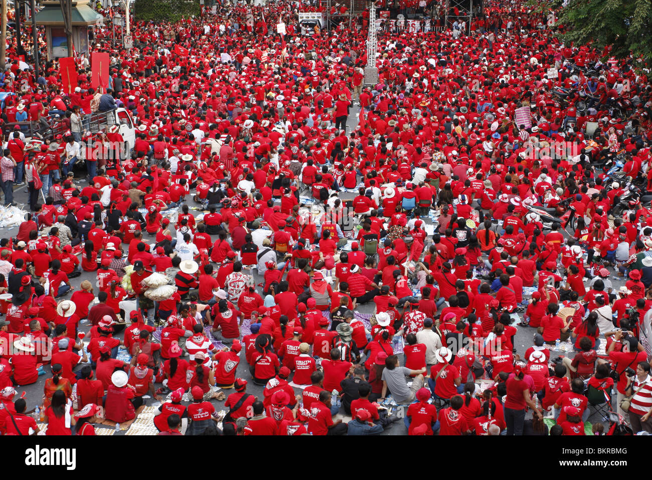 Red Shirt Demonstranten Werbetätigkeit für die Rückkehr des blamiert PM Thaksin Shinawatra, im Zentrum von Bangkok. Stockfoto