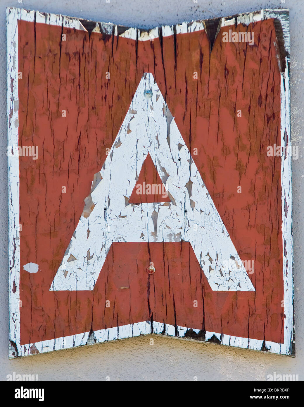 Ein rotes Schild mit einem Buchstaben a Stockfoto