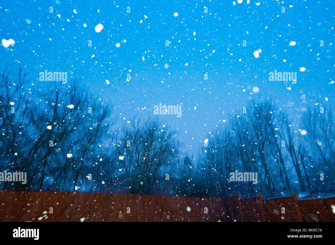 Schneeflocken fallen im Himmel Stockfoto