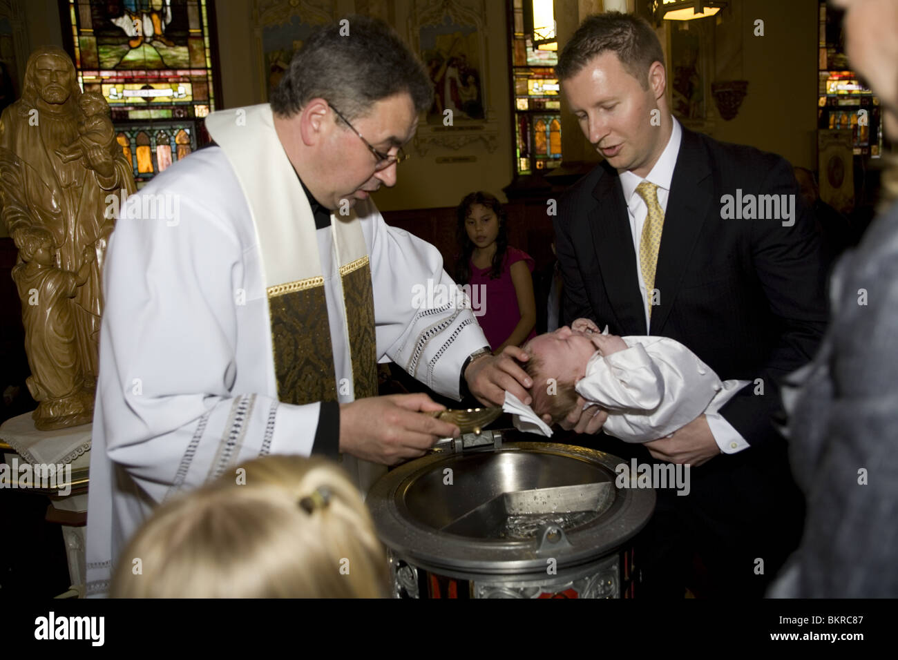 Rechts der Taufe in einer polnischen amerikanischen katholischen Kirche in Brooklyn, New York. Stockfoto