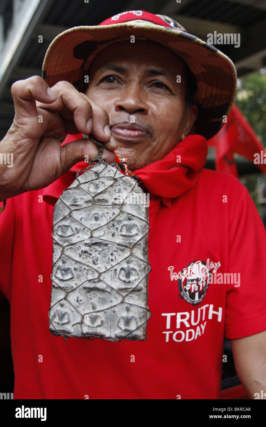 Red Shirt Demonstrator, Kampagnen für die Rückkehr der Ungnade gefallenen PM Thaksin zeigt seinen Talisman im Zentrum von Bangkok. Stockfoto