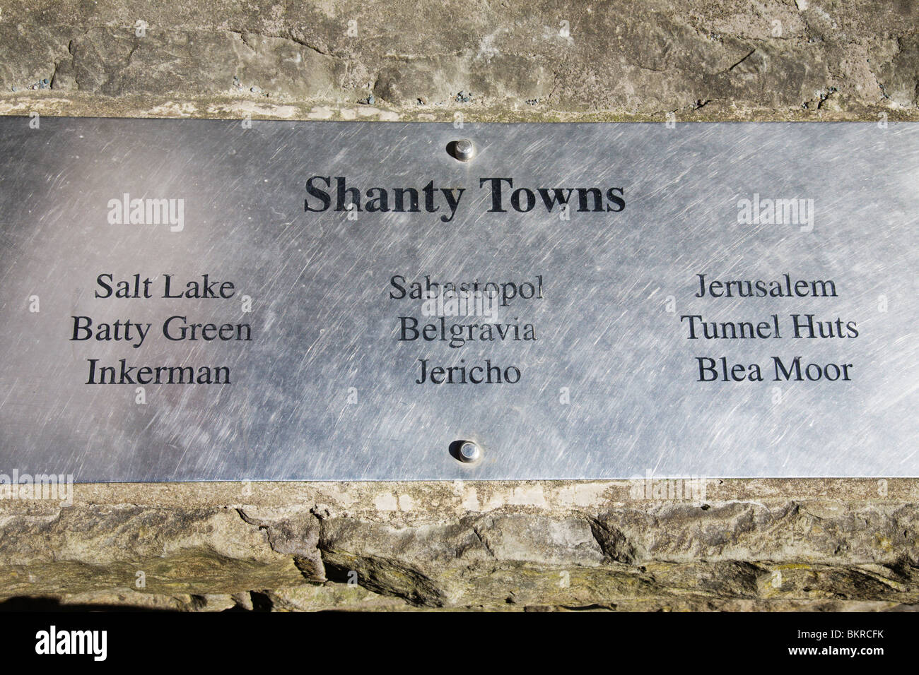 Eine Gedenktafel mit den historischen Elendsvierteln an den Ribblehead-Viadukt. Stockfoto
