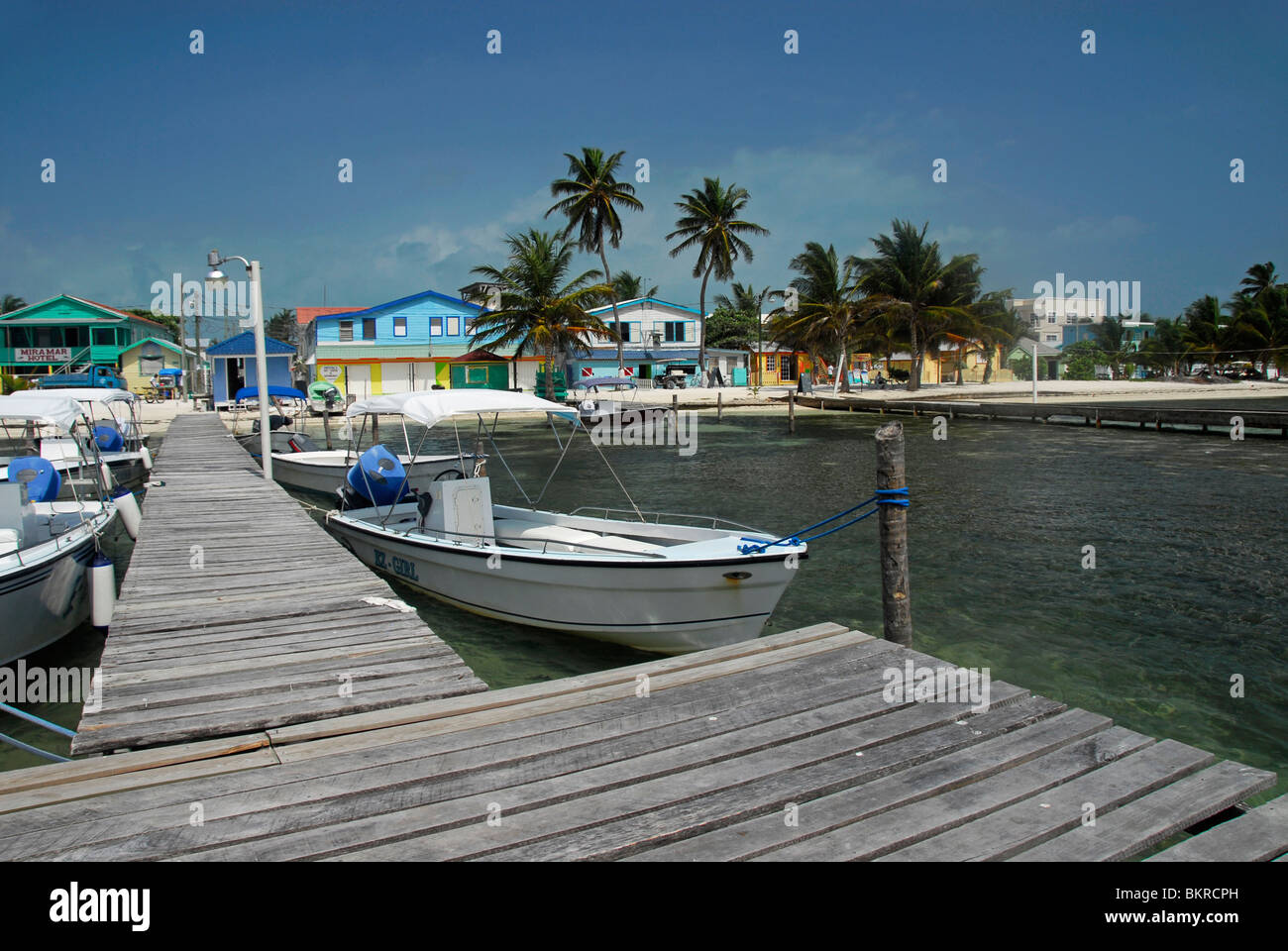 Boote angedockt an der Wharf von Caye Caulker, Belize, Mittelamerika Stockfoto