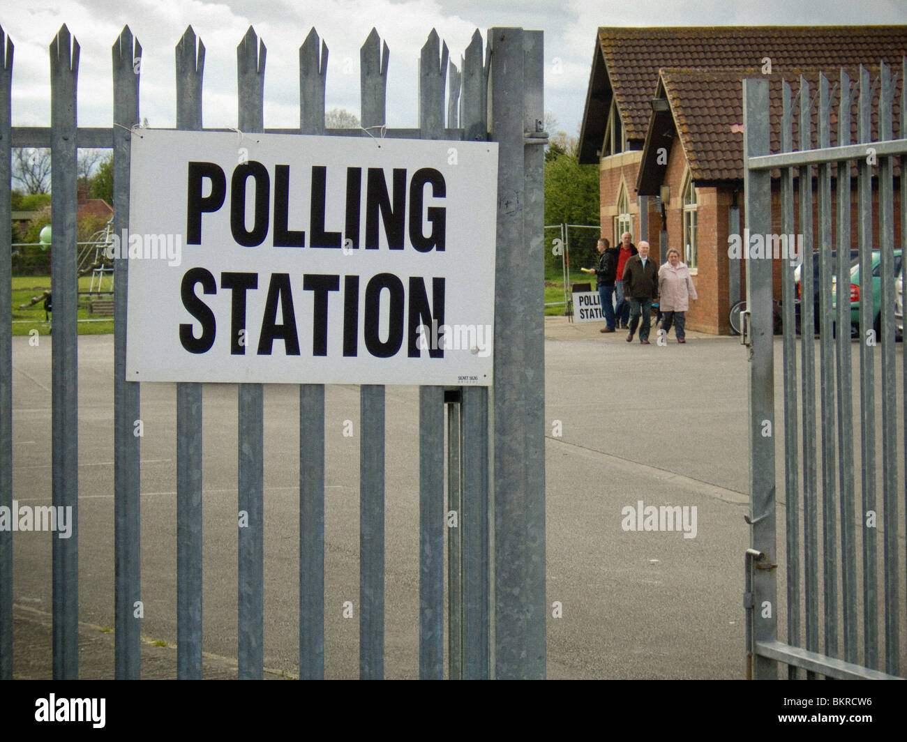 Schild der Wahllokale an metallischen Sicherheitstoren vor einem britischen Gemeindezentrum angebracht. Stockfoto