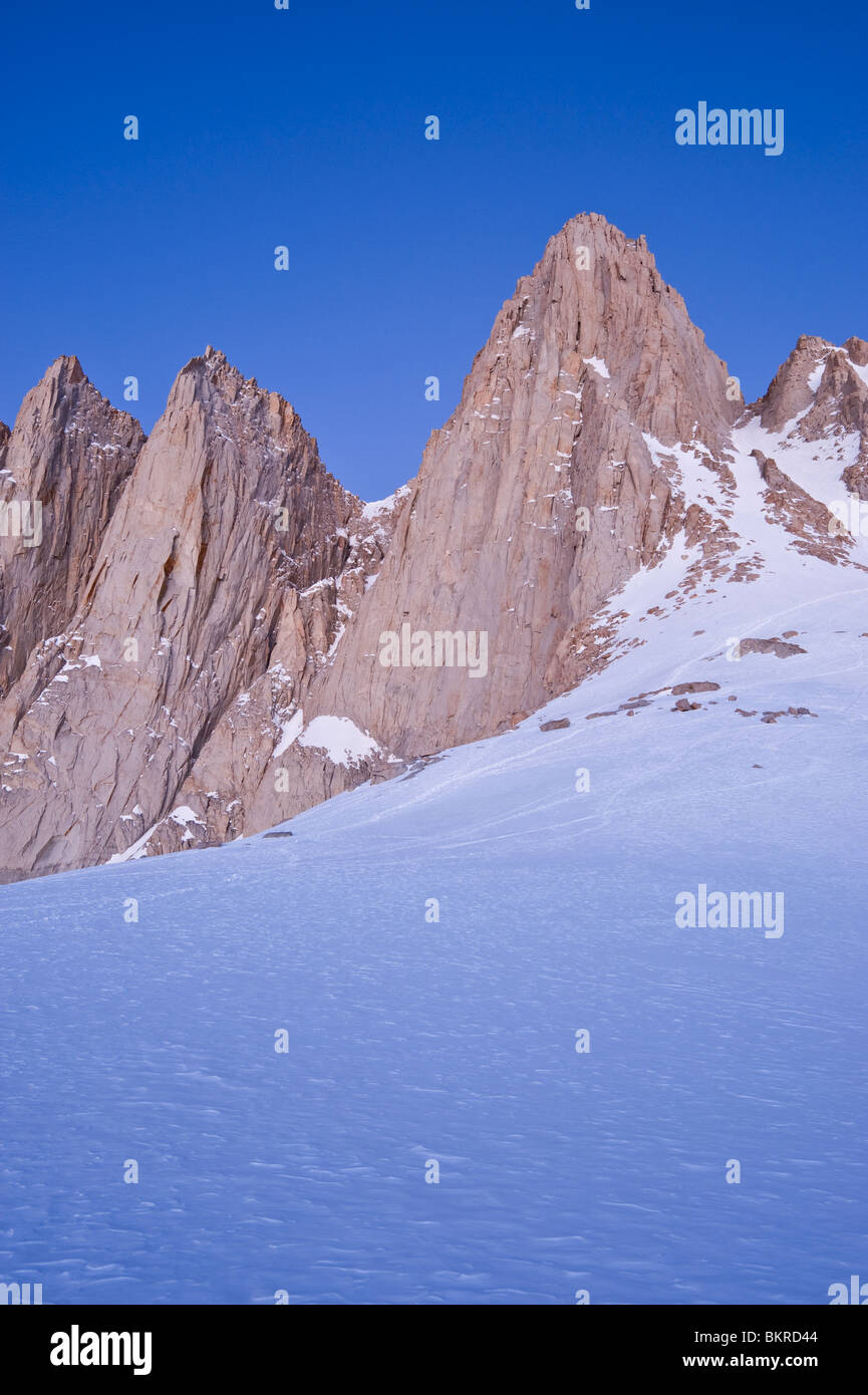 Ostflanke des Mount Whitney, gesehen vom Eisberg See bei 12.600 Fuß (3850m), die Berge der Sierra Nevada, California Stockfoto