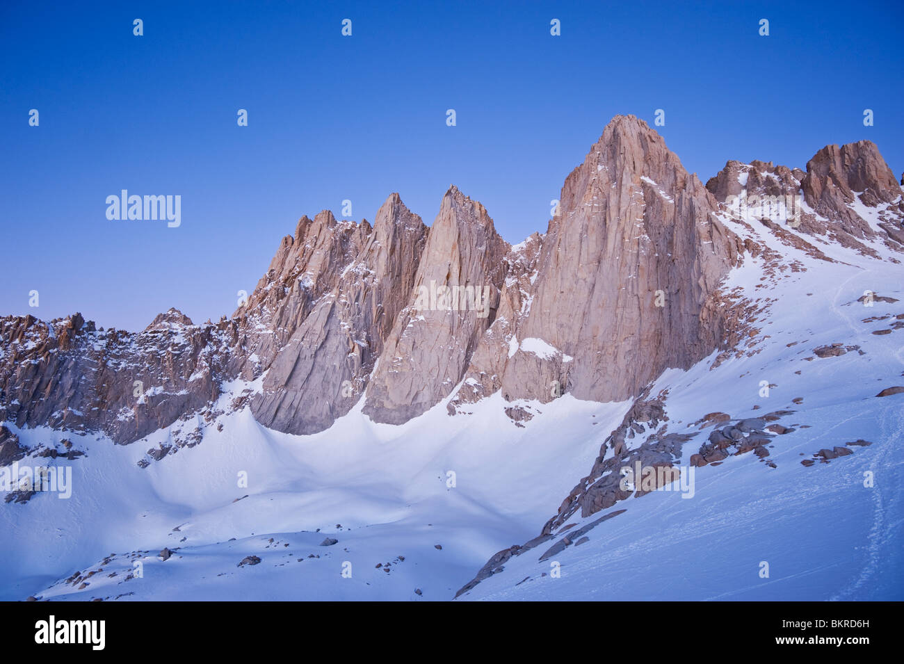 Ostflanke des Mount Whitney, gesehen vom Eisberg See bei 12.600 Fuß (3850m), die Berge der Sierra Nevada, California Stockfoto