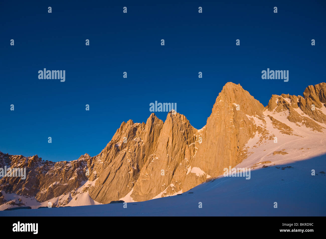 Ostflanke des Mount Whitney, gesehen vom Eisberg See bei 12.600 Fuß (3850m), die Berge der Sierra Nevada, California Stockfoto