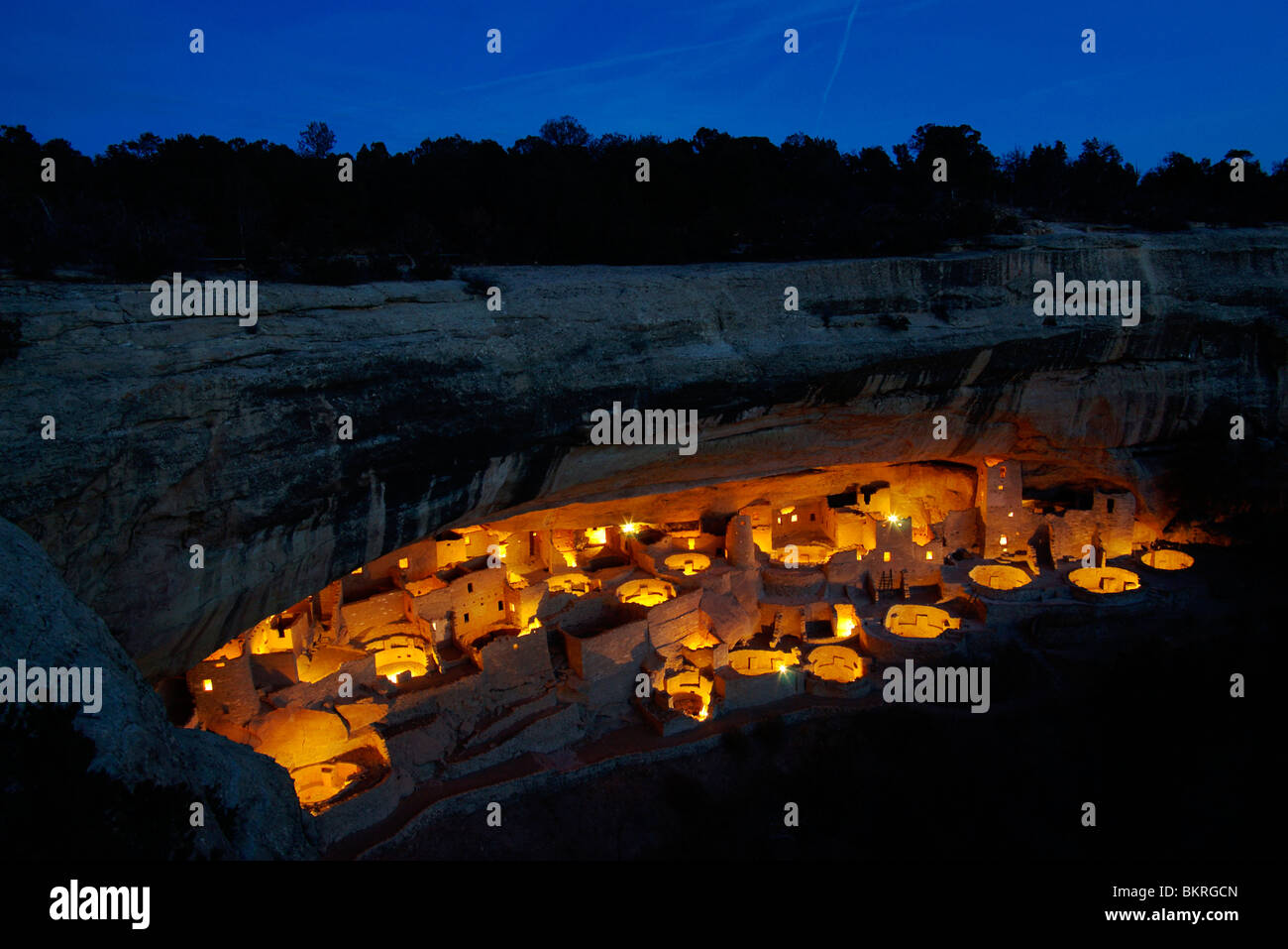 Spezielle Beleuchtung auf Cliff Palace Website für 100. Jahrestag in Mesa Verde Nationalpark, Colorado Stockfoto