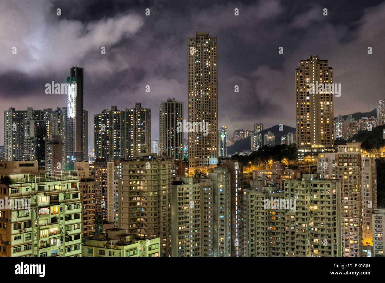 Hohe Gebäude in Hong Kong Island City Center bei Nacht Stockfoto