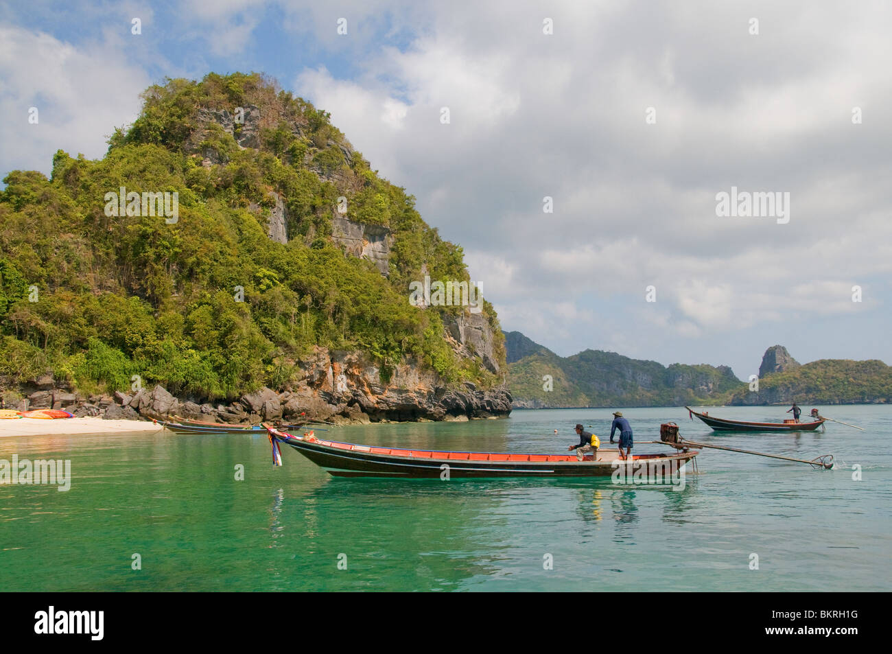 Longtail-Boote tragen Touristen von Insel zu Insel in den wunderschönen Ang Thong Inseln in der Nähe von Koh Samui Region Thailands. Stockfoto