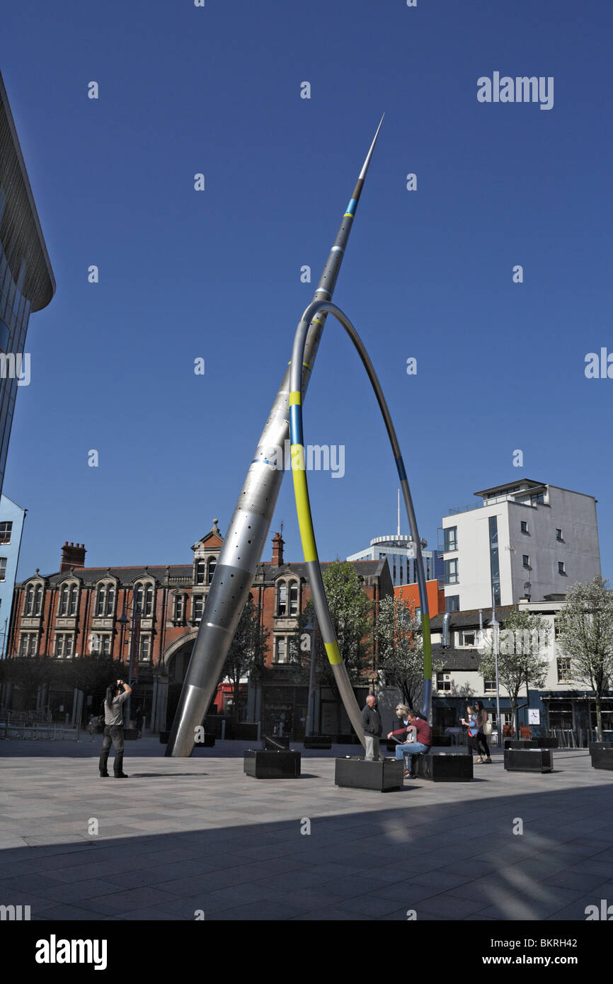 Alliance Skulptur von Jean-Bernard Metais, Metallic Space Needle Kunstwerk am Boden der Hayes in Cardiff City Centre Wales UK Stockfoto
