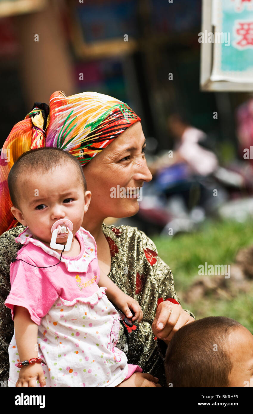Mutter und Kind in Kasghar, China. Stockfoto