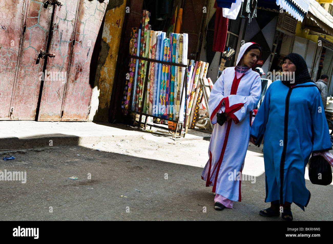 Marokkanische Frauen gekleidet traditionellen gehen Jalabas in den Straßen von Meknès, Marokko. Stockfoto