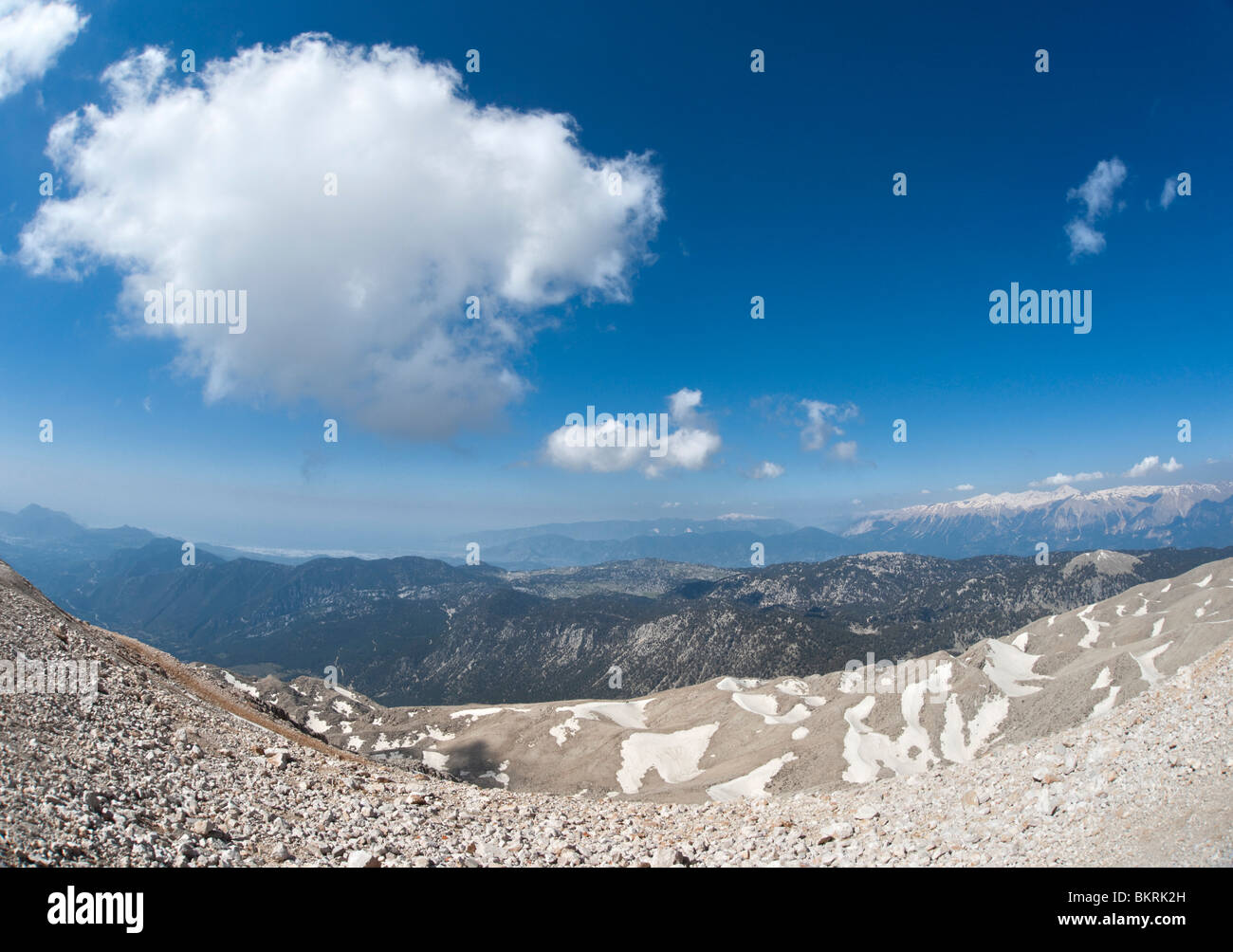 Blick auf das Taurusgebirge vom Gipfel des Mount Tahtali, in der Nähe von Antalya, Türkei Stockfoto