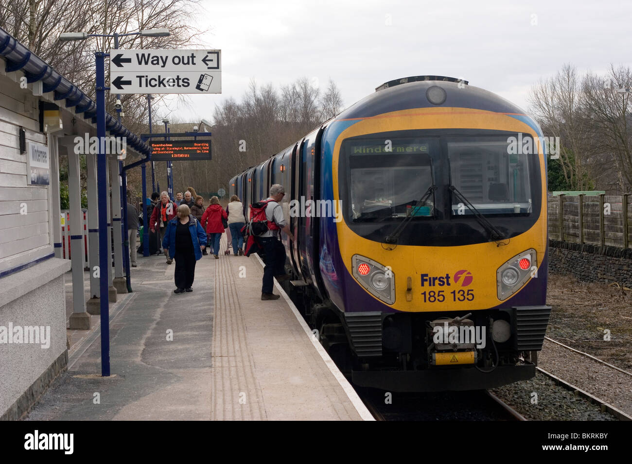 Zug steht auf Windermere Station Cumbria Stockfoto