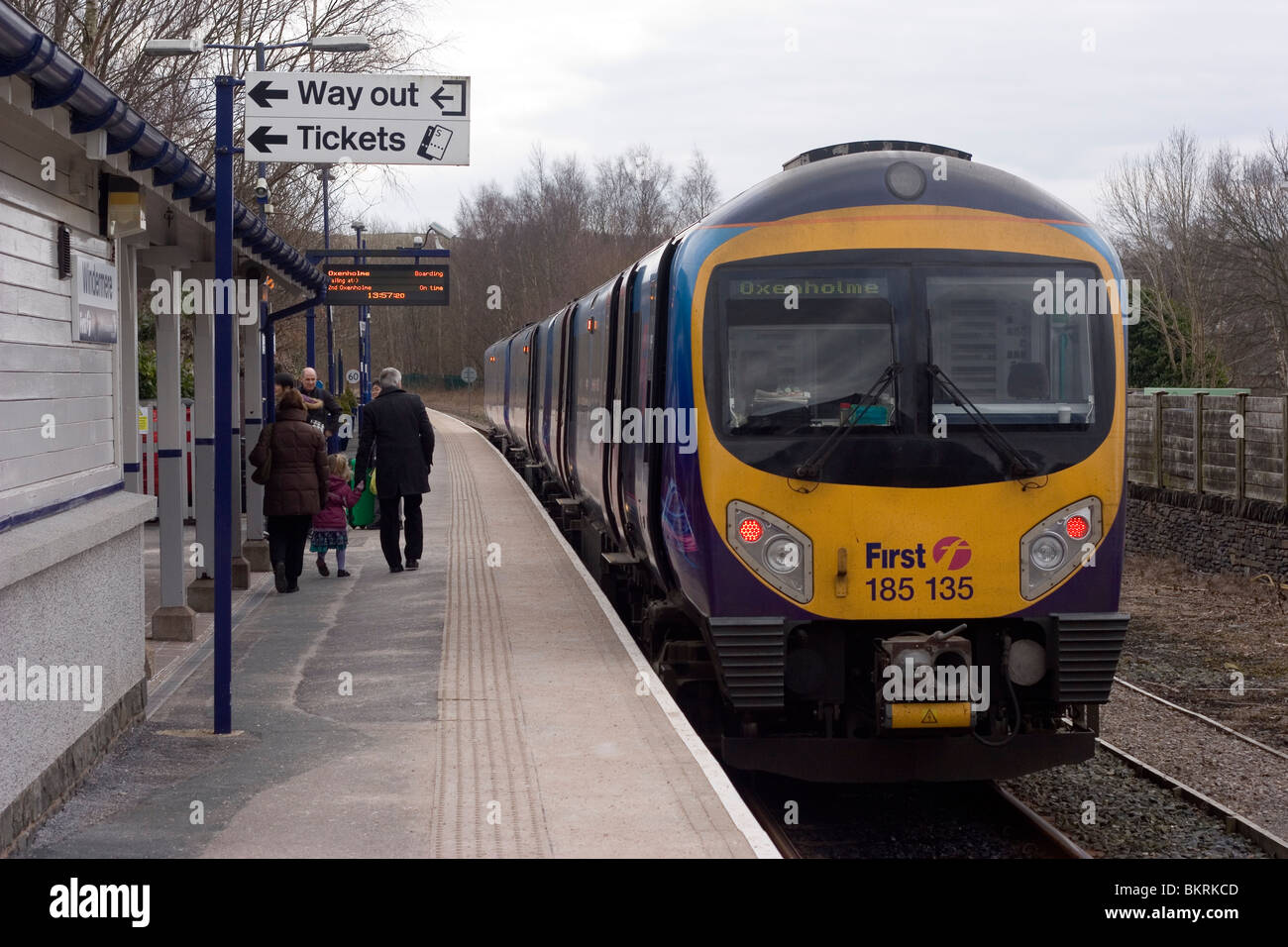 Zug steht auf Windermere Station Cumbria Stockfoto