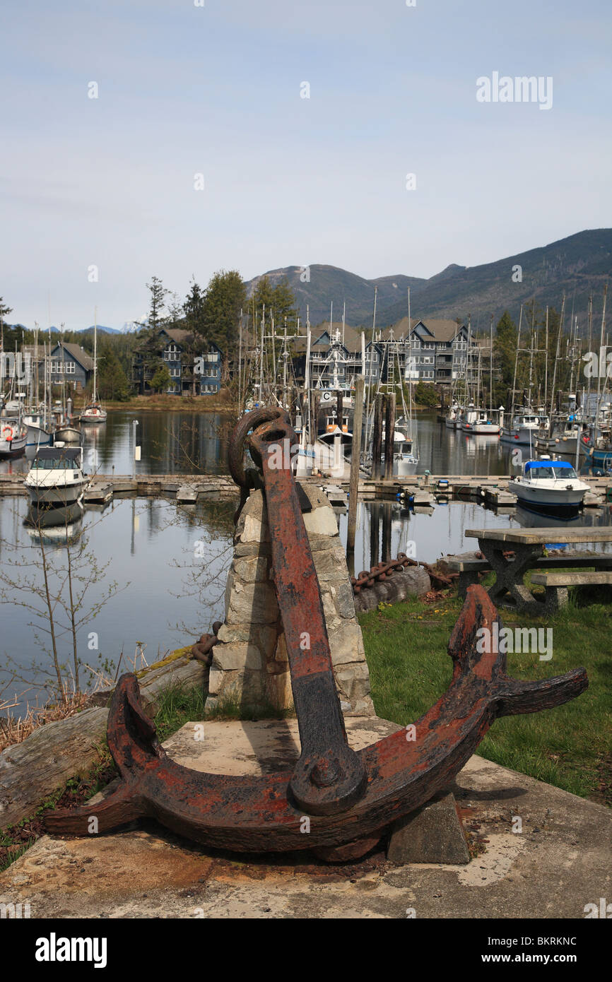 Anker aus Schiffswrack im Park mit Blick auf Hafen, Ucluelet, Britisch-Kolumbien Stockfoto