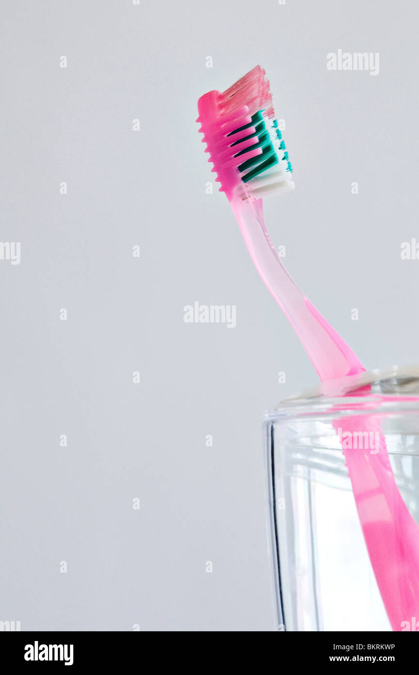 Einzigen rosa Zahnbürste im Bad Zahnbürstenhalter. Stockfoto