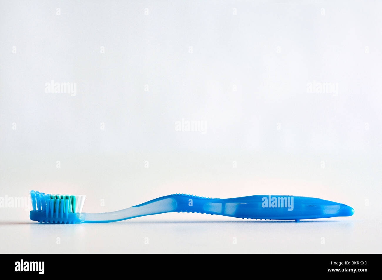 Eine einzelne blaue Zahnbürste auf einem weißen Hintergrund. Stockfoto