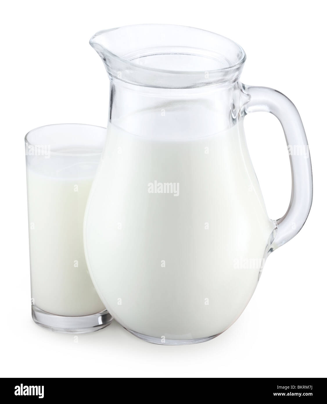 Krug und Glas Milch auf weißem Hintergrund Stockfoto
