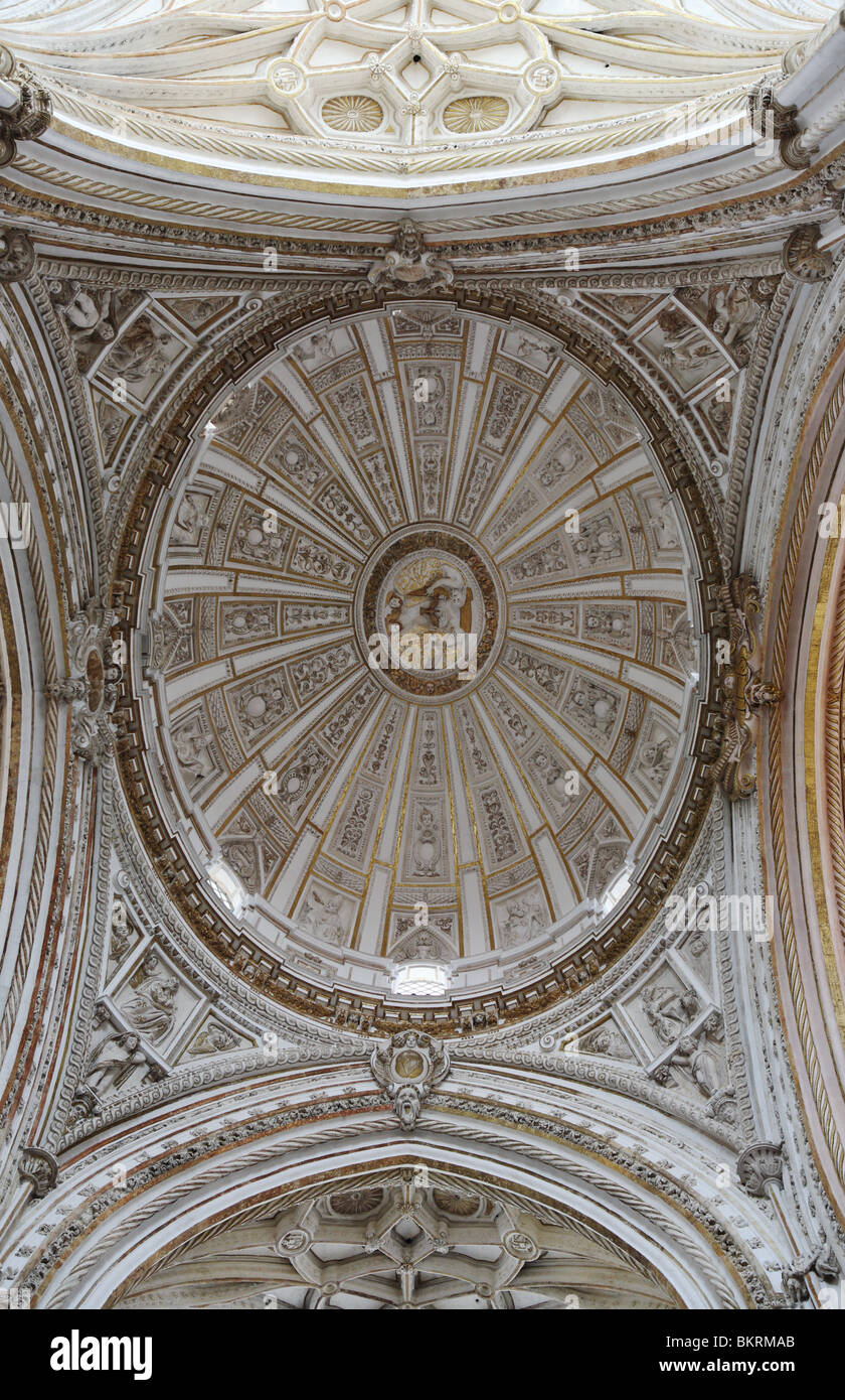 Im Inneren der Kuppel innerhalb der Mezquita oder Kathedrale in Cordoba, Andalusien, Spanien, Europa Stockfoto