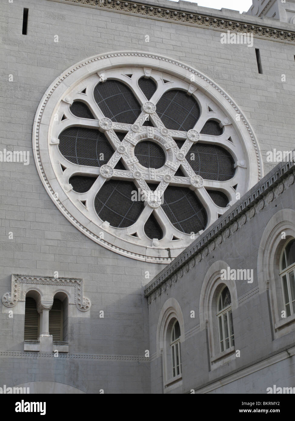 Synagoge von Triest, Fassade mit rose Stockfoto