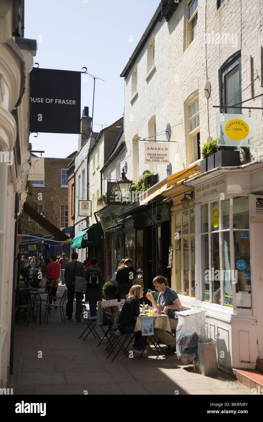 Gepflasterten Hof. Schmale Passage / Straße / Straße mit Geschäften und Cafés in Richmond upon Thames, Surrey. VEREINIGTES KÖNIGREICH. Stockfoto
