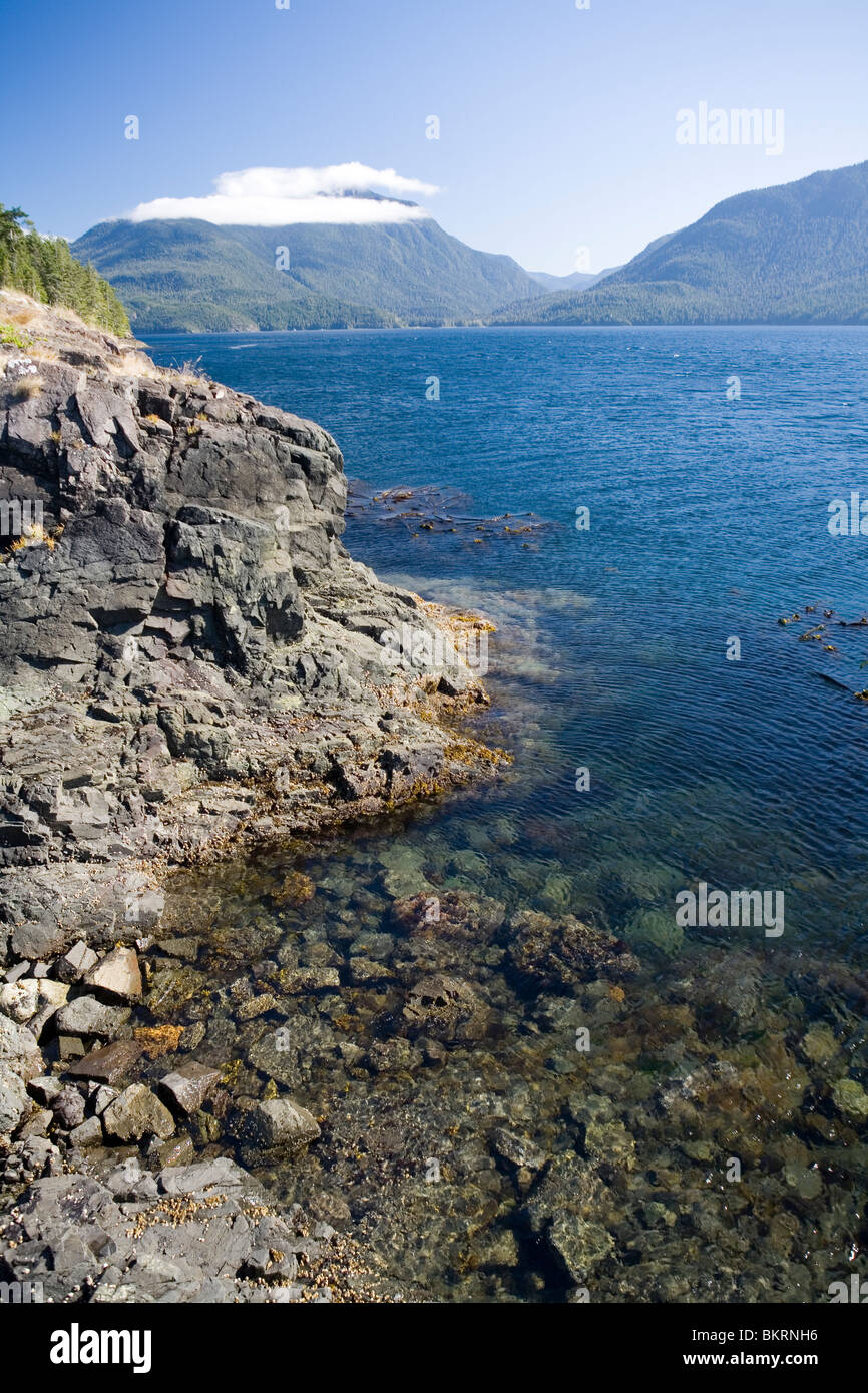 Blick über Johnstone Strait von West Cracroft Island nach getrübt Mt Derby auf Vancouver Island Stockfoto