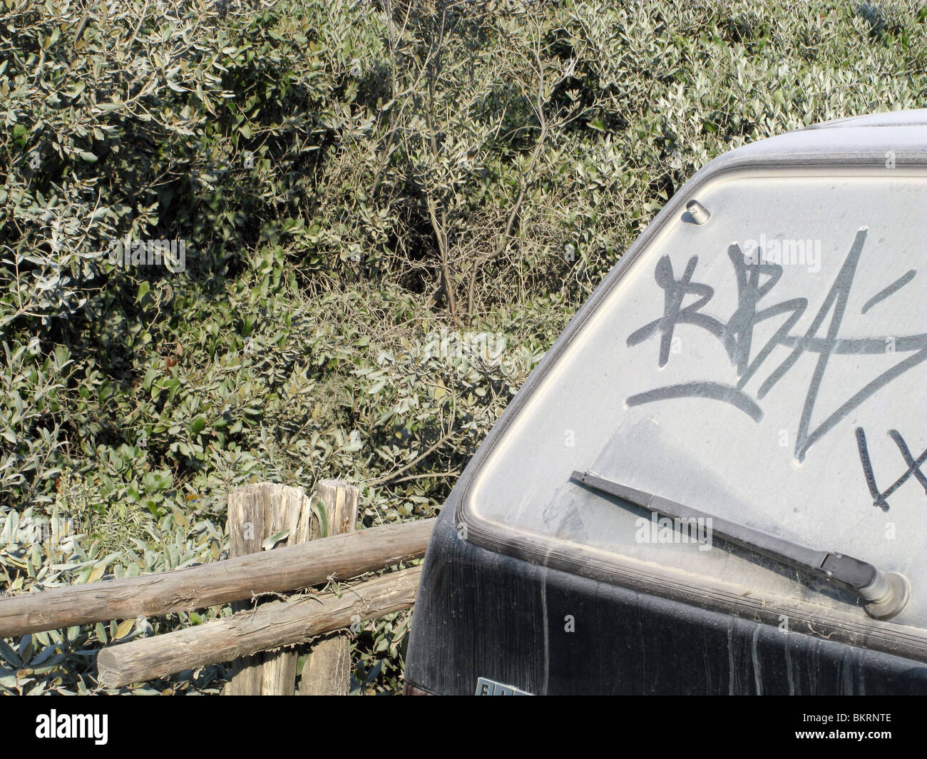 Auto bedeckt mit Staub auf Agrarland Lane track Stockfoto