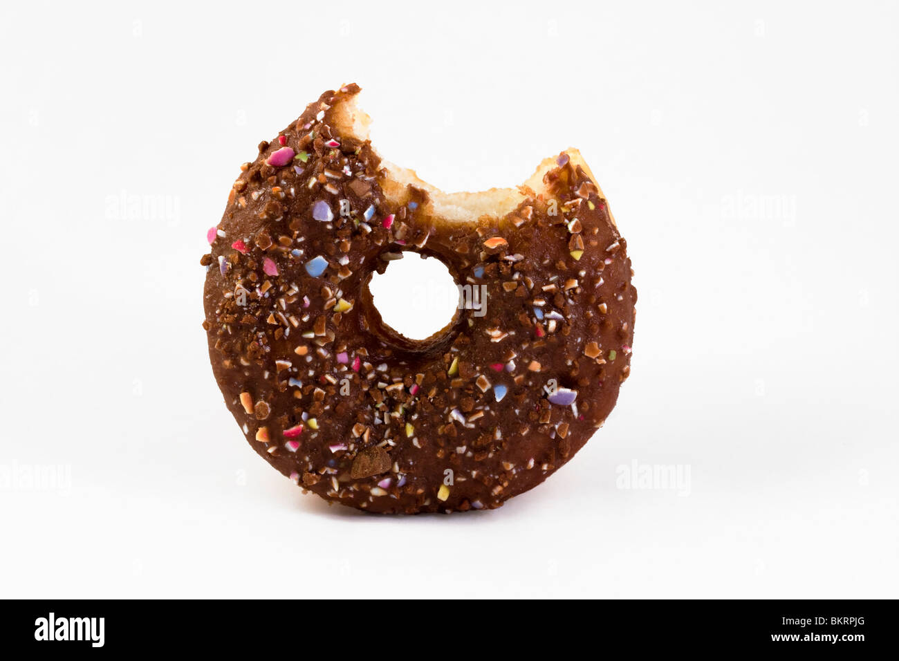 Schokolade überdachten Donut mit einem Biss über weißen herausgenommen Stockfoto