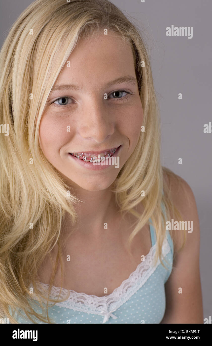 Porträt Teenager Mädchen Tragen Hosenträger Glattes Blondes Haar