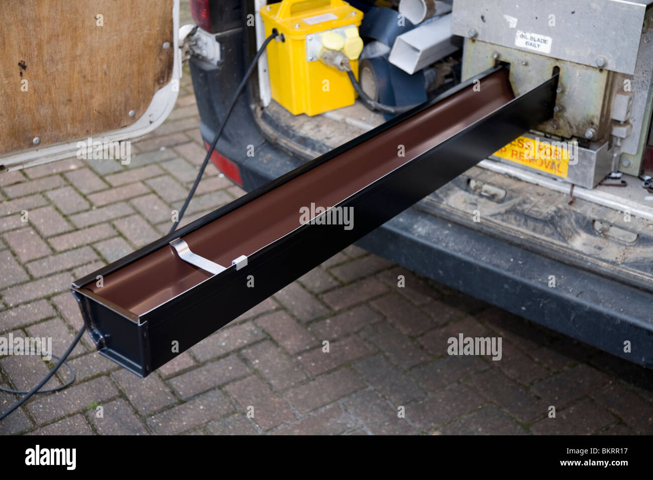 Start mit einer Länge von nahtlosen Austausch Rinne / Dachrinnen in Form gefaltet werden, wie es von der Rinnsteine Maschine entsteht. Stockfoto