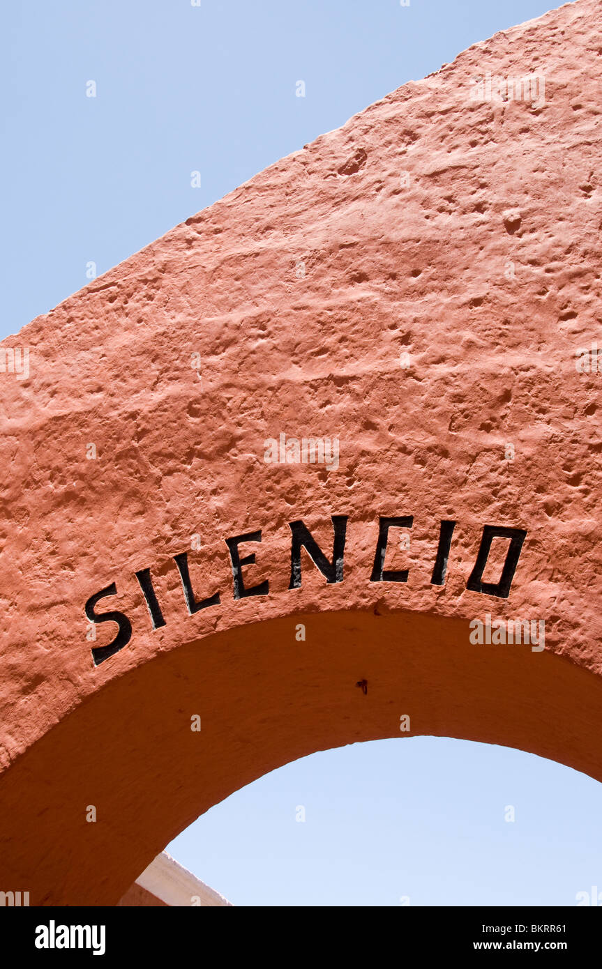 Silencio Schild am Monasterio de Santa Catalina, Arequipa, Peru Stockfoto