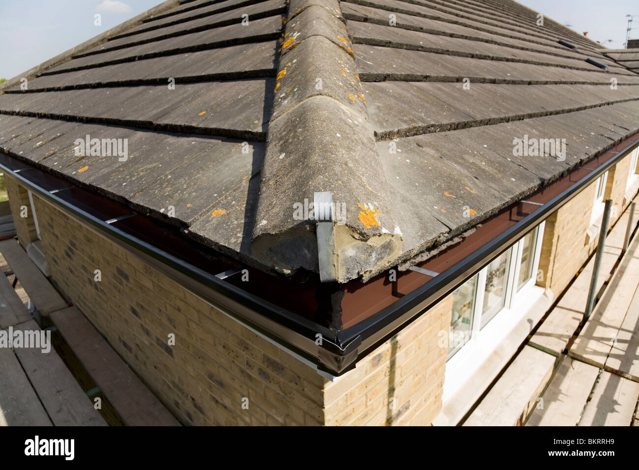 Ecke von Dächern und Dachrinne / Dachrinnen und Dach Ridge Fliesen / Kacheln: Twickenham. VEREINIGTES KÖNIGREICH. Stockfoto