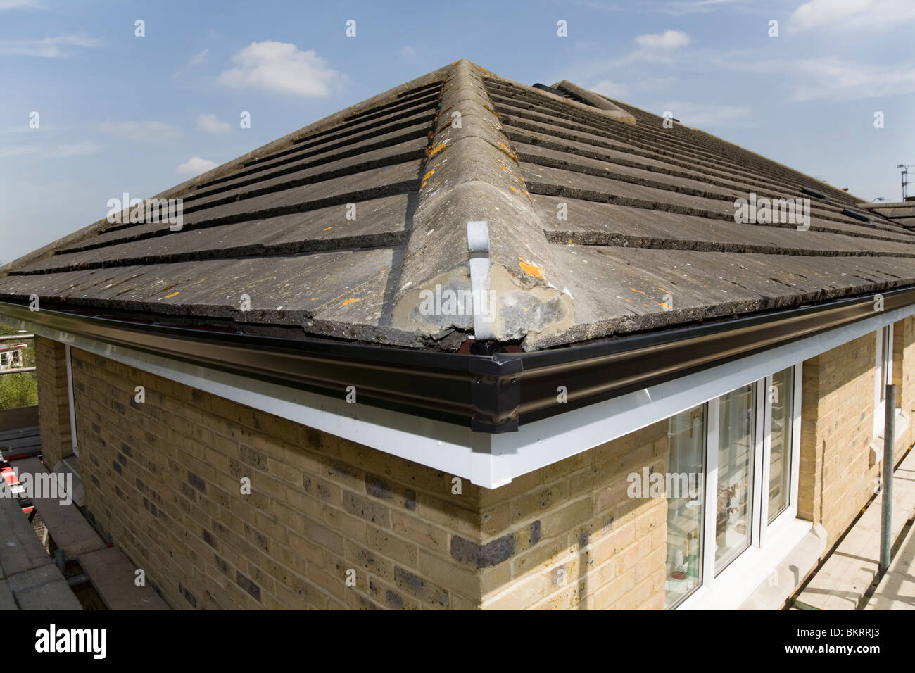 Ecke von Dächern und Dachrinne / Dachrinnen und Dach Ridge Fliesen / Kacheln: Twickenham. VEREINIGTES KÖNIGREICH. Stockfoto