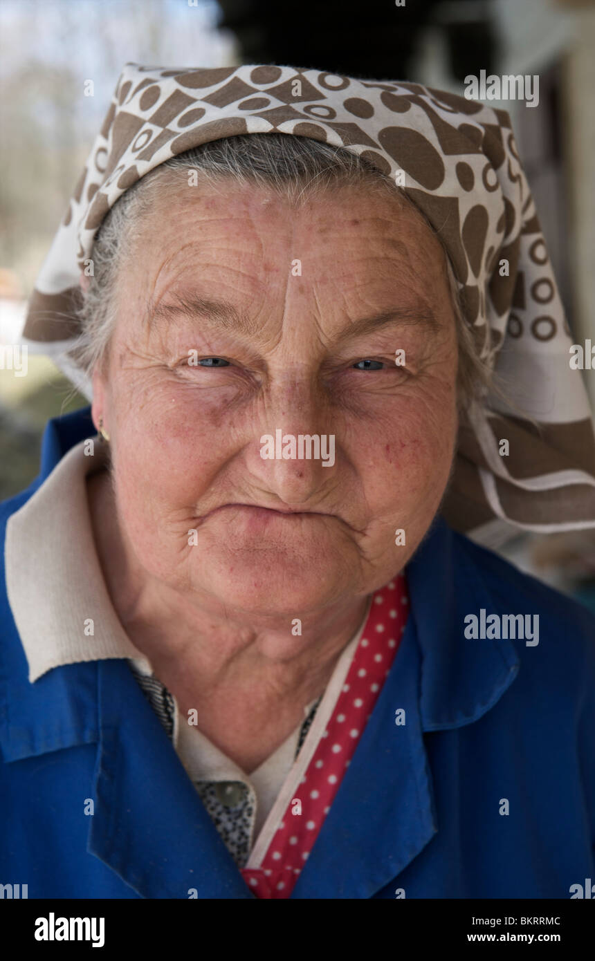 Slowakei, alte Frau Leben in den ländlichen UNESCO-Dorf Vlkolinec Stockfoto