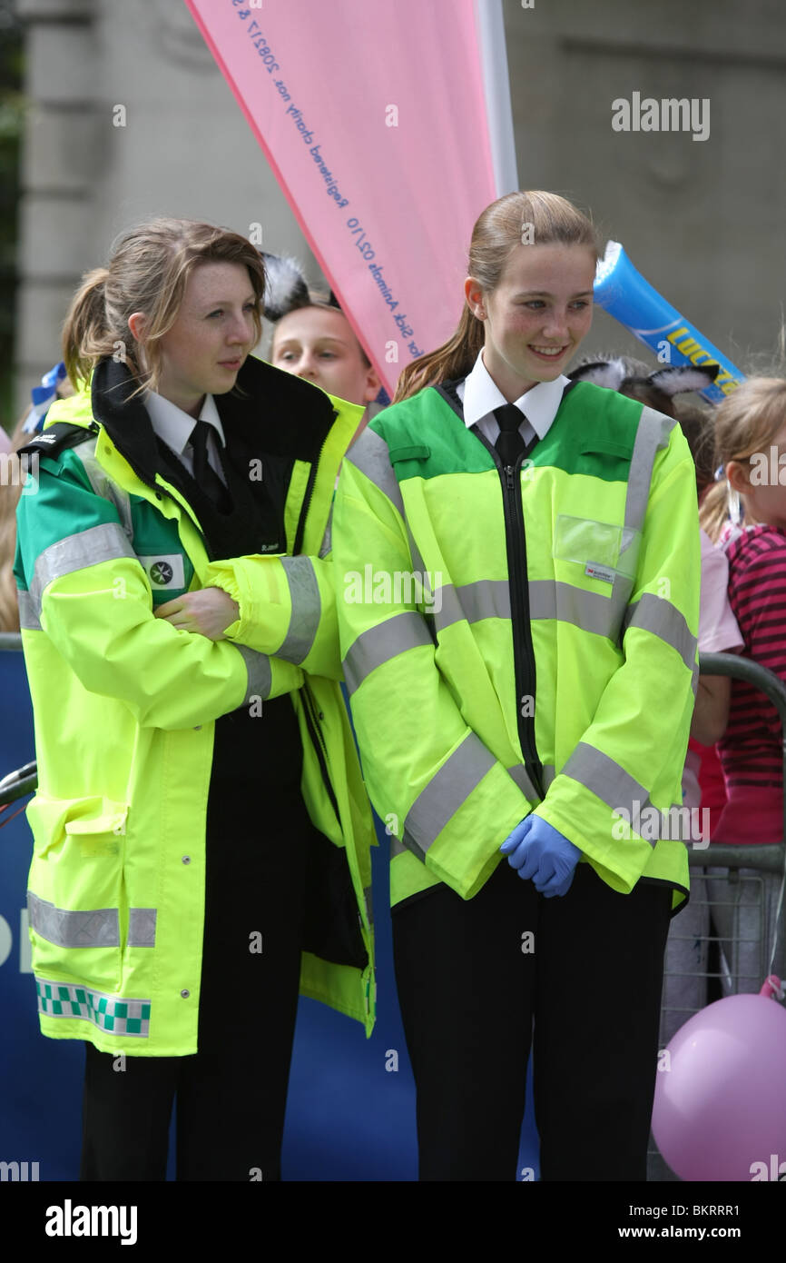 Sicherheitspersonal beim London-Marathon 2010 Stockfoto