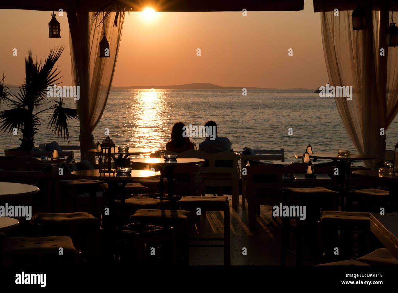 Waterfront Café bei Sonnenuntergang, Insel Naxos, Griechenland Stockfoto