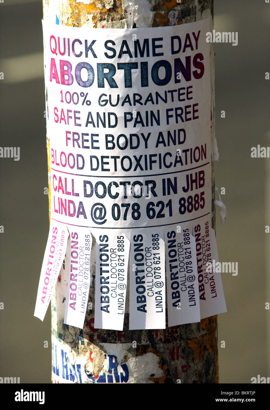 Südafrika: Broschüre über ein Verkehrsschild in Johannesburg angemessenen Abtreibung von 100 RAND (ca. 10,00 Euro) Stockfoto