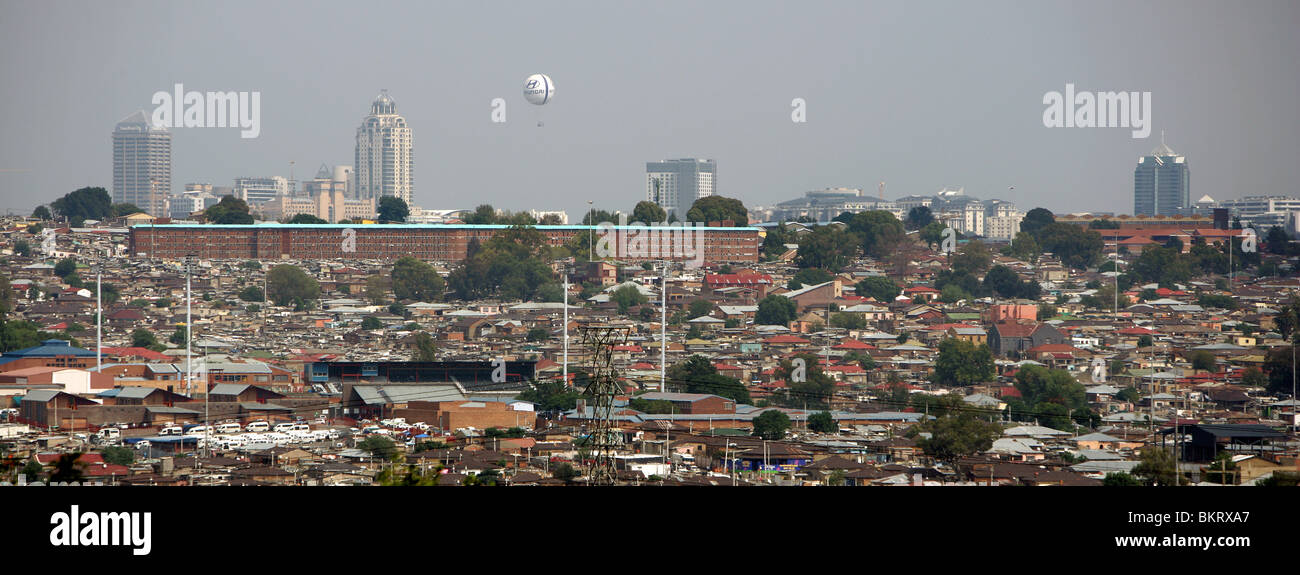 Blick über Township Alexandra auf Luxus Stadtteil Sandton City im Hintergrund mit seinen Hotels und Einkaufszentren Stockfoto