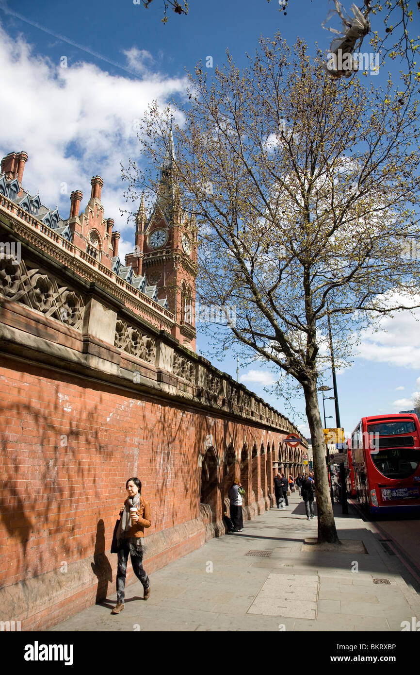 Bürgersteig neben Kings Cross St. Pancras - Euston Rd Stockfoto