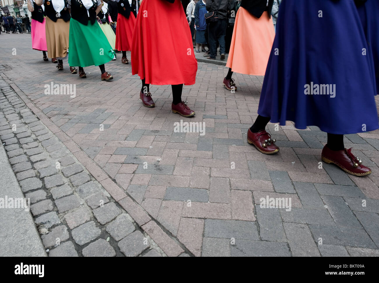 Ein Damen Morris Team tragen bunte Röcke TanzflГ ¤ chen auf dem fegt Festival Stockfoto