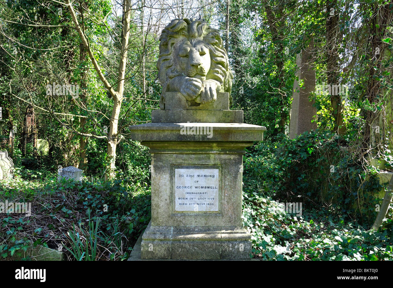Nero die ruhenden Löwen am Grab von George Wombell, Highgate Cemetery West, London Stockfoto