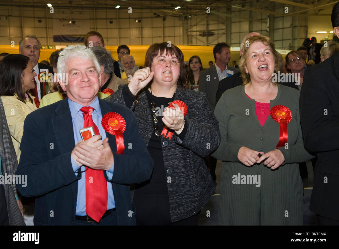 Labour Party Fans jubeln siegreiche Kandidaten in Newport Ost und West bei der Wahl Nacht Zählung in Newport South Wales UK Stockfoto