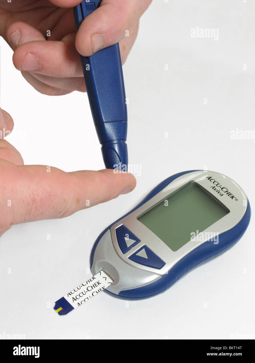 Menschen mit Diabetes seine Blutzuckerwerte kontrollieren Stockfoto